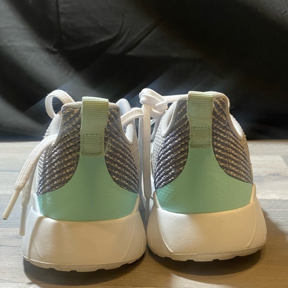 Like New Adidas Questar Flow - Picture 6 of 7